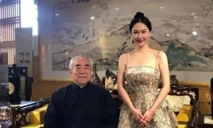 结婚仅1年，87岁的范曾已经衰老，比他小50岁的娇妻仍如花似玉