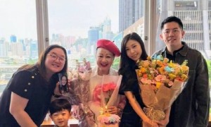 75岁薛家燕高调公开认爱小17岁男友！曾拒绝对方求婚