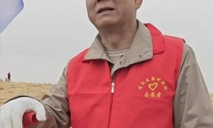 曝57岁央视主持周涛近照，眼神犀利毫无亲和感，和荧幕前判若两人