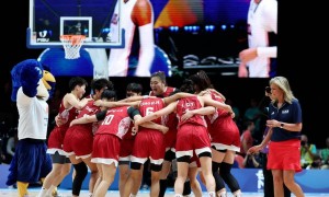 大运会：《歌唱祖国》响彻全场 中国女篮全胜夺冠