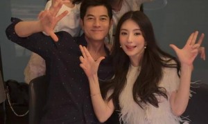 郭富城老婆首晒大肚照，怀三胎数月孕相藏不住，小腹隆起仍很瘦