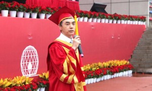 毕业典礼遇雨学生喊话校长“下来”引争议，西华大学回应：个别现象被误解