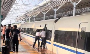 高铁启动时女子下车被门夹住 工作人员将其推回车厢