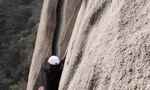凤凰岭多人徒手攀爬几近垂直大断崖,还要人收费当向导带团野爬,当地:将跟进调查